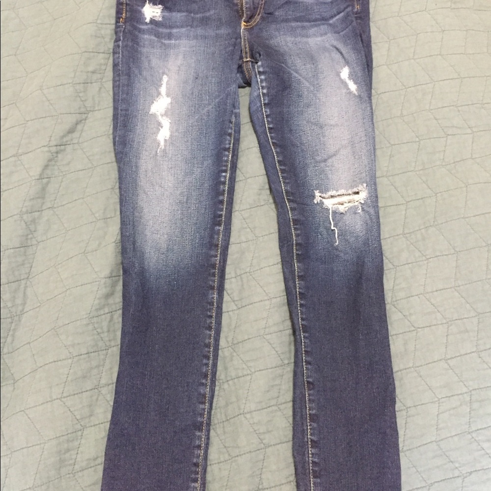 Super skinny ankle jeans with fashionable wear!